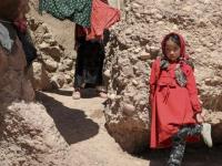 افغانستان؛ دو سہیلیوں نے غار میں ہی اسکول بنالیا